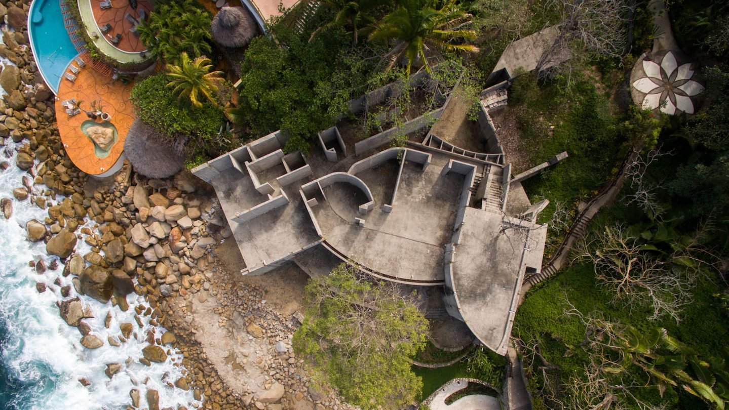 Toma aérea con dron de un desarrollo arquitectónico en la costa del Pacífico mexicano