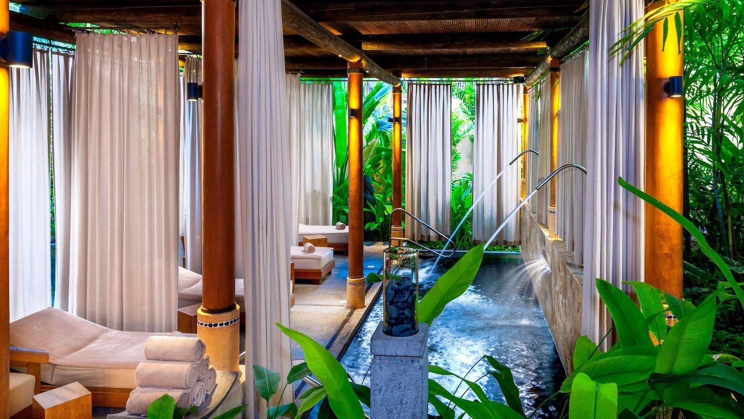 Habitación de hotel fotografiada con luz natural para la galería oficial de la propiedad