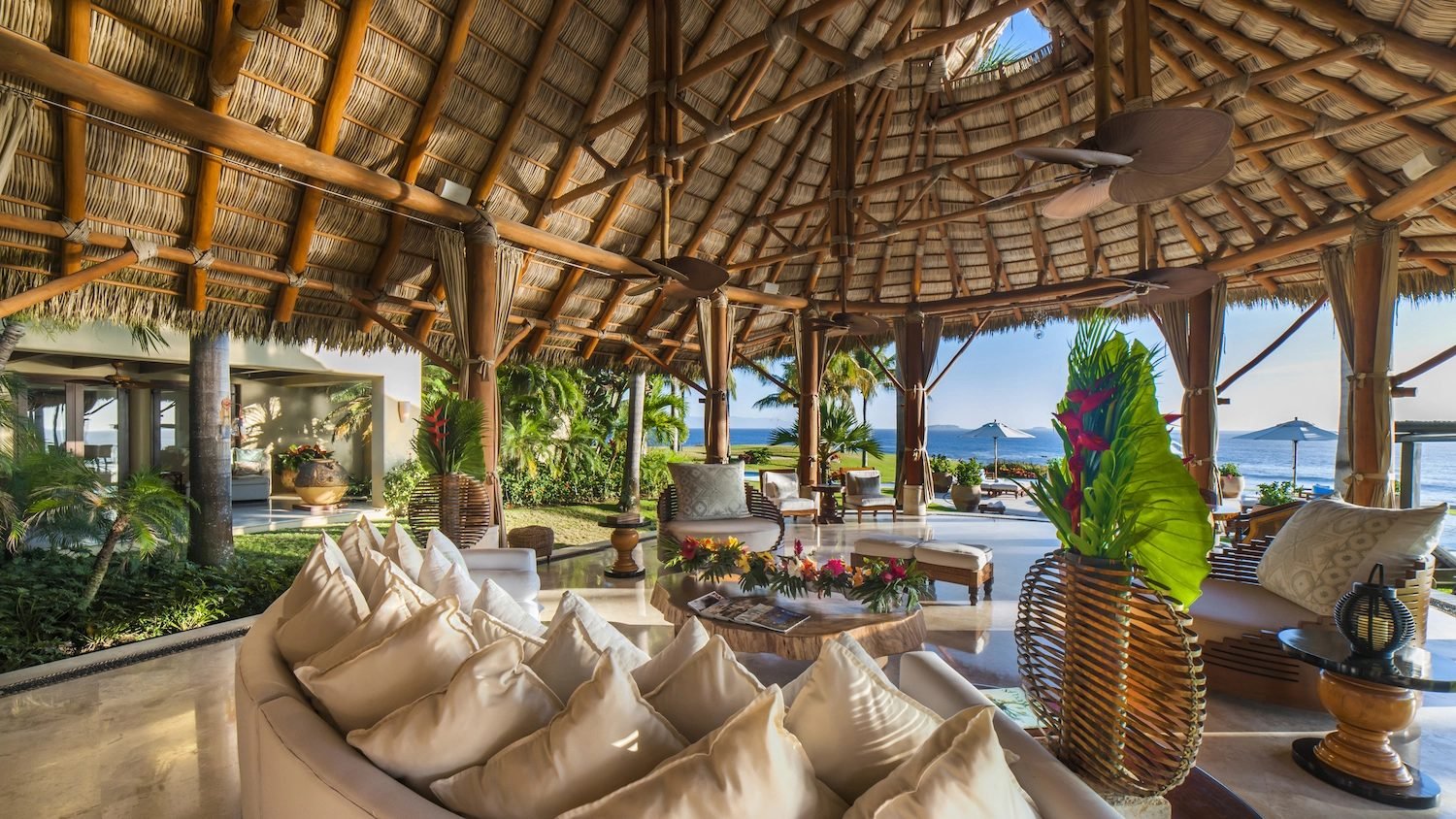 Sala abierta de una casa frente al mar fotografiada para su ficha de venta