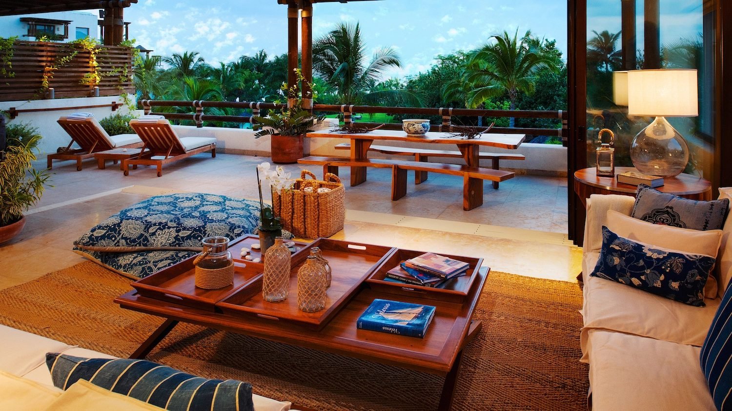 Terraza de una residencia de lujo fotografiada a la hora azul para un anuncio inmobiliario