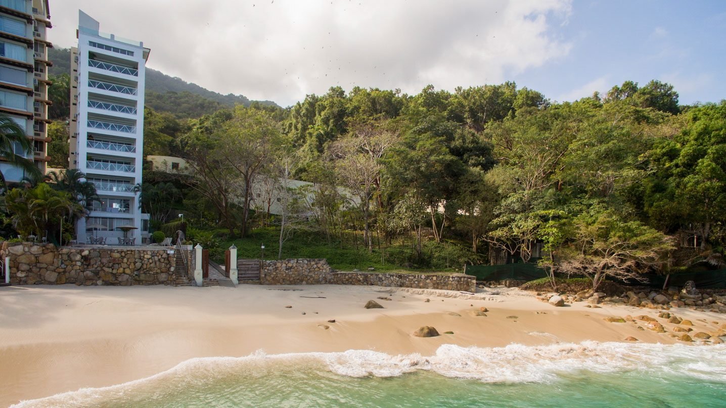 Toma aérea de un desarrollo inmobiliario en la costa, usada como argumento de ubicación